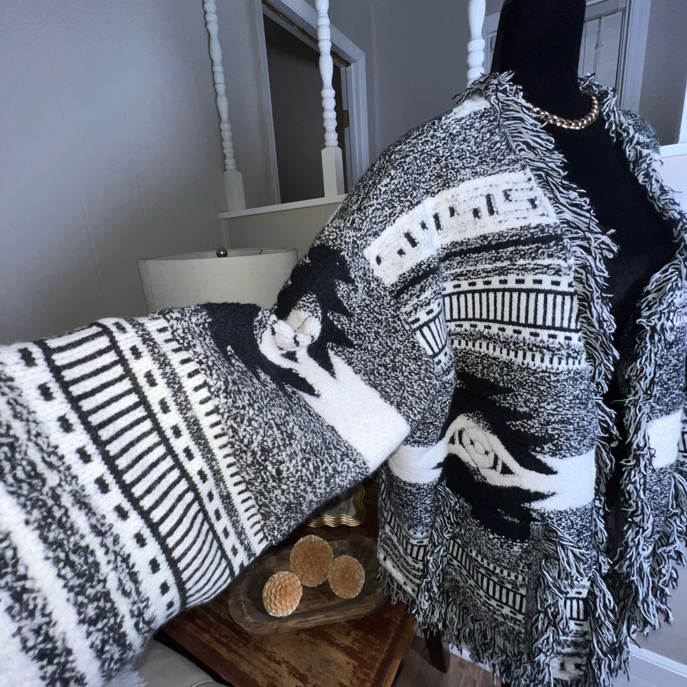 New POL Oversized Large Boho fringe Knit Sweater Black & White - Picture 4 of 6